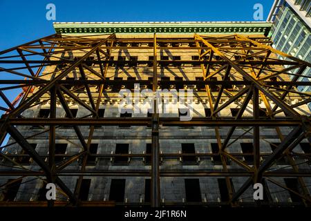 Stahlgerüst unterstützt die Fassade eines alten Gebäudes vor der Sanierung in Halifax, Nova Scotia, Kanada. Stockfoto