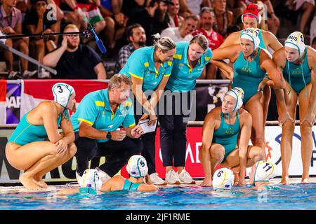 BUDAPEST, UNGARN - 28. JUNI: Tenealle Fasala aus Australien, Cheftrainer Paul Oberman aus Australien, Lena Mihailovic aus Australien, Abby Andrews aus Australien, Tilly Kearns aus Australien, Genevieve Longman aus Australien während der Finalspiele der FINA World Championships Budapest 2022 Quarter Australia gegen Ungarn am 28. Juni 2022 in Budapest, Ungarn (Foto von Albert ten Hove/Orange Picts) Stockfoto