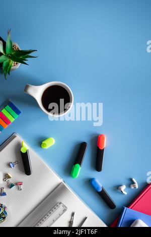 Schule liefert Schreibwaren auf blauem Hintergrund, Kopierplatz. Stockfoto