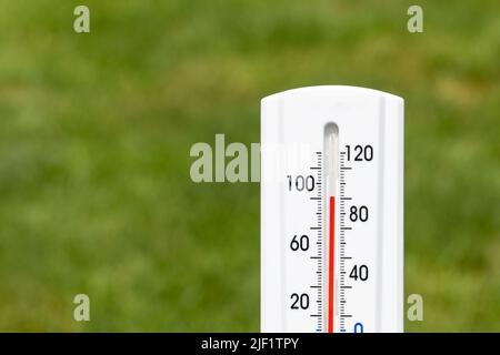 Outdoor-Thermometer in der Sonne während der Hitzewelle. Heißwetter, Hochtemperatur- und Hitzewarnkonzept. Stockfoto