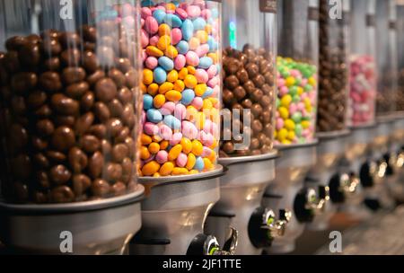 Helle Bonbons in Behältern nach Gewicht in einem Süßwarenladen. Stockfoto