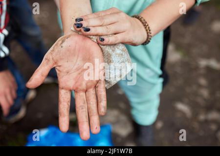 Nahaufnahme einer nicht erkennbaren Frau mit antibakteriellen Feuchttüchern, um die Hände im Freien zu reinigen und zu desinfizieren. Nahaufnahme der weiblichen Wischhände wi Stockfoto