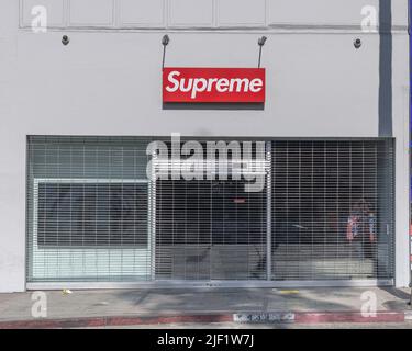 Los Angeles, CA, USA – 27. Juni 2022: Außenansicht des Supreme Bekleidungsladens am Fairfax Boulevard in Los Angeles, CA. Stockfoto
