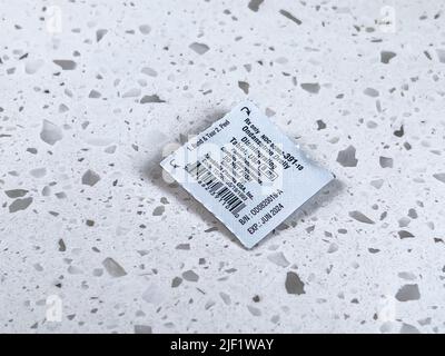 Seattle, WA USA - ca. Mai 2022: Abgewinkelte Ansicht einer Einzeldosis des Ondansetron-Medikaments zur Übelkeit. Stockfoto