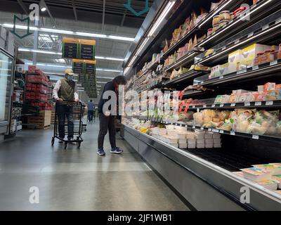 Mill Creek, WA USA - ca. Mai 2022: Blick auf die Menschen, die in der refridgerierten asiatischen Essensabteilung in einem Town and Country Lebensmittelgeschäft einkaufen. Stockfoto