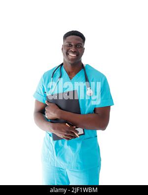 Ein hübscher afroamerikanischer Arzt in einem medizinischen Anzug hält einen Ordner mit Dokumenten auf einem weißen isolierten Hintergrund fest. Stockfoto