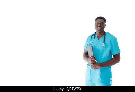 Ein hübscher afroamerikanischer Arzt lächelt auf einem weißen, isolierten Hintergrund. Stockfoto