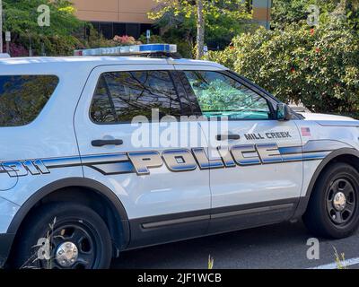 Mill Creek, WA USA - ca. Mai 2022: Abgewinkelte Ansicht eines Polizeifahrzeugs vor dem Rathaus von Mill Creek. Stockfoto