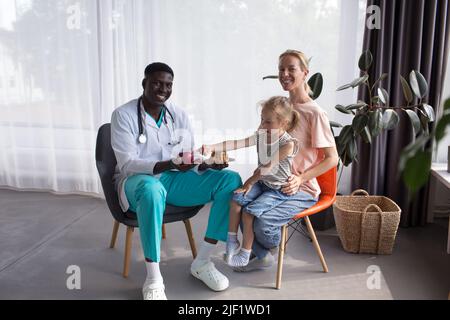 Mutter und Kind bei einem Arzttermin mit einem Ernährungsberater Stockfoto