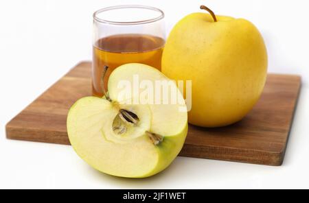 Apfelessig mit frischem Obst auf weißem Hintergrund Stockfoto