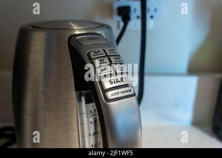 Seattle, WA USA - ca. Mai 2022: Selektiver Fokus auf einen Cuisinart-Wasserkocher in einer heimischen Küche. Stockfoto