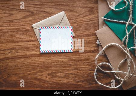 Vintage Komposition mit Umschlägen auf Holzhintergrund, flach liegend. Stockfoto