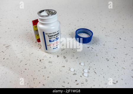 Seattle, WA USA - ca. Mai 2022: Abgewinkelte Ansicht einer Flasche Topiramat-Medikament auf einer weißen Arbeitsplatte. Stockfoto