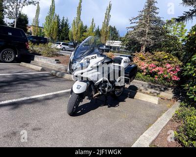 Mill Creek, WA USA - ca. Mai 2022: Abgewinkelte Ansicht eines Polizeimotorrads vor dem Rathaus von Mill Creek. Stockfoto