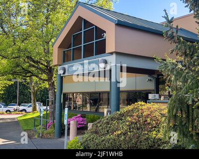 Mill Creek, WA USA - ca. Mai 2022: Abgewinkelte Ansicht des Eingangs zum Mill Creek Rathaus. Stockfoto