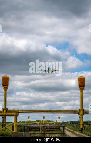 Passagierflugzeug, das über Landescheinwerfer fährt Stockfoto