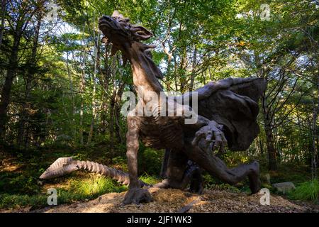 Betonskulpturen in einem kleinen Naturpark hinter Cosby's Garden Centre in Liverpool, Nova Scotia, Kanada. Stockfoto