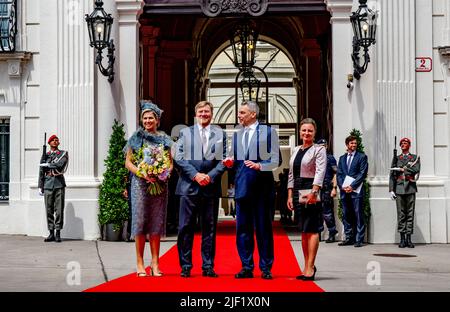 WENN -Koning Willem-alexander en koningin maxima ontmoeten met bondskanselier Karl Nehammer en zijn vrouw Katharina Nehammer tijdens de twwede dag van het staatbezoek aan Oostenrijk Robin Utrecht Stockfoto