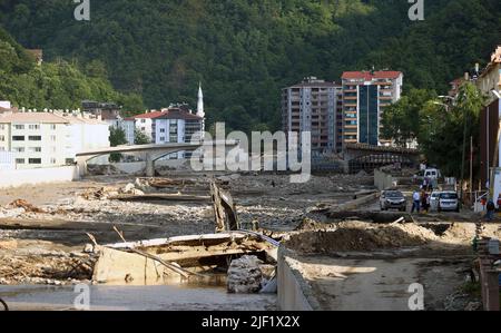 (220628) -- KASTAMONU (TÜRKEI), 28. Juni 2022 (Xinhua) -- das Foto vom 28. Juni 2022 zeigt eine Szene nach heftigen Regenfällen in Kastamonu, Türkei. Mehrere Provinzen im Norden der Türkei wurden von Überschwemmungen und Erdrutschen getroffen, als am späten Sonntag eine neue Welle starker Regenfälle einsetzte. (Xinhua) Stockfoto