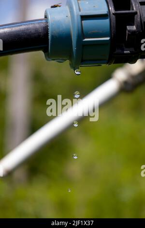 Wassertropfen, die aus dem Rohr fallen. Stockfoto