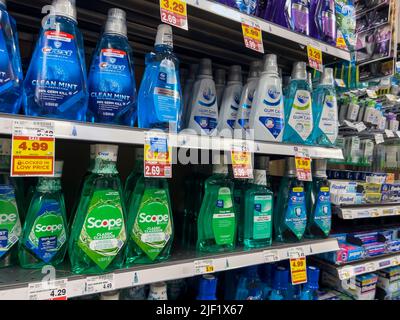 Everett, WA USA - ca. Juni 2022: Abgewinkelte Ansicht einer Auswahl an Mundwasser zum Verkauf in einem Fred Meyer Lebensmittelgeschäft. Stockfoto