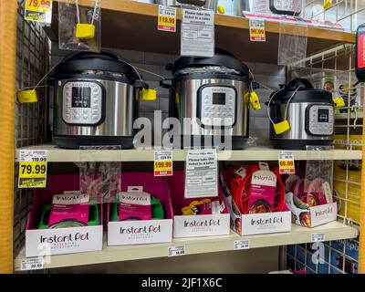 Everett, WA USA - ca. Juni 2022: Schräge Nahaufnahme von Instant-Töpfen zum Verkauf in einem Fred Meyer Supermarkt Stockfoto