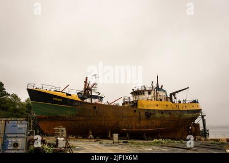 Alter Fischfangtrawler auf einer Schiffseisenbahn in Lunenburg, Nova Scotia, Kanada. Stockfoto