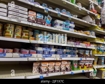 Everett, WA USA - ca. Juni 2022: Schräge Ansicht einer Vielzahl von Katzenfutter und Leckereien zum Verkauf in einem Fred Meyer Lebensmittelgeschäft Stockfoto