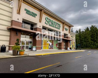 Mill Creek, WA USA - ca. Juni 2022: Abgewinkelte Ansicht der Außenseite eines Sprouts Market an einem bewölkten Tag. Stockfoto