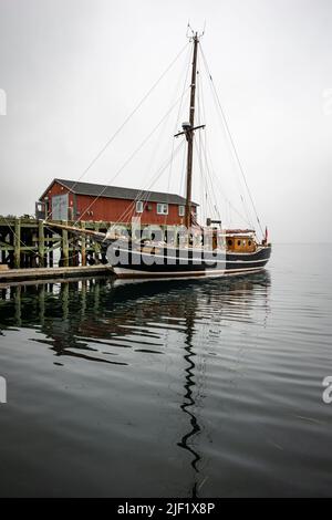 Das Segelboot ist an die Wasserboote in Lunenburg, Neuschottland, Kanada gefesselt. Stockfoto