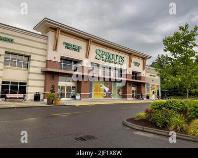 Mill Creek, WA USA - ca. Juni 2022: Abgewinkelte Ansicht der Außenseite eines Sprouts Market an einem bewölkten Tag. Stockfoto