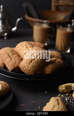 arabische kaak Kekse mit Kaffee auf schwarzem Teller Stockfoto