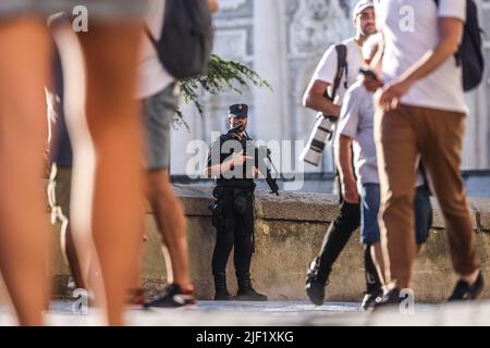 Madrid, Krakau, Spanien. 28.. Juni 2022. Während des NATO-Gipfels in Madrid, Spanien, am 28. Juni 2022, wird ein bewaffneter Polizist in der Nähe des Königspalastes gesehen. (Bild: © Beata Zawrzel/ZUMA Press Wire) Stockfoto