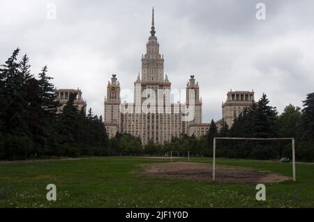 Das Moskauer Universitätsgebäude, eine der so genannten sieben Schwestern, repräsentative russische Gebäude. Fußballplatz davor, ohne Menschen. Stockfoto