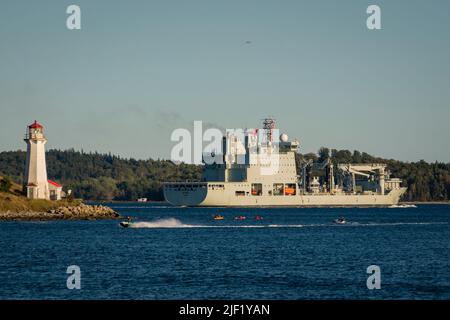 Gepachtete das Royal Canadian Navy Supply Vessel MV Asterix, das sich im Besitz der Federal Fleet befindet, im Hafen von Halifax, Nova Scotia, Kanada. Stockfoto