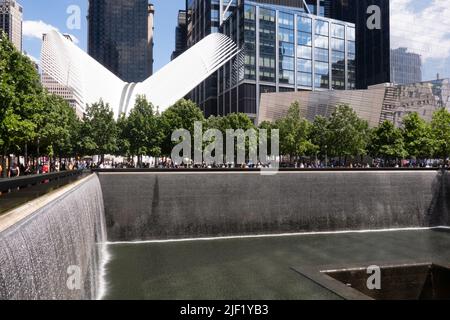 Das WTC Footprint Memorial bündelt „Reflecting Absence“ im National September 11 Memorial in Lower Manhattan, New York City, USA 2022 Stockfoto