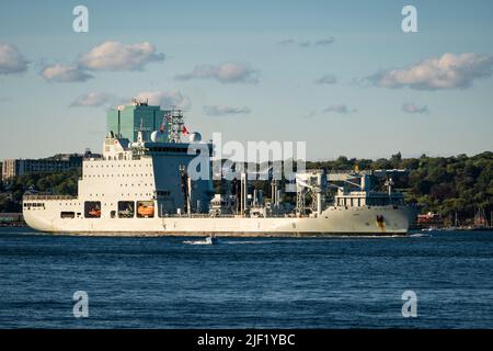 Gepachtete das Royal Canadian Navy Supply Vessel MV Asterix, das sich im Besitz der Federal Fleet befindet, im Hafen von Halifax, Nova Scotia, Kanada. Stockfoto