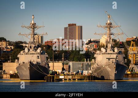 Zwei Arleigh-Burke-Klasse-Raketenzerstörer der US Navy neben einem Bootsanleger in Halifax, Nova Scotia, Kanada. Stockfoto