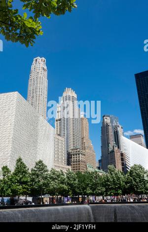 Das WTC Footprint Memorial bündelt „Reflecting Absence“ im National September 11 Memorial in Lower Manhattan, New York City, USA 2022 Stockfoto