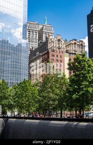 Das WTC Footprint Memorial bündelt „Reflecting Absence“ im National September 11 Memorial in Lower Manhattan, New York City, USA 2022 Stockfoto