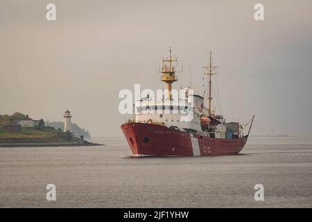 Das Forschungs- und Wissenschaftsschiff CCGS Hudson der kanadischen Küstenwache fährt in den Hafen von Halifax ein. Stockfoto