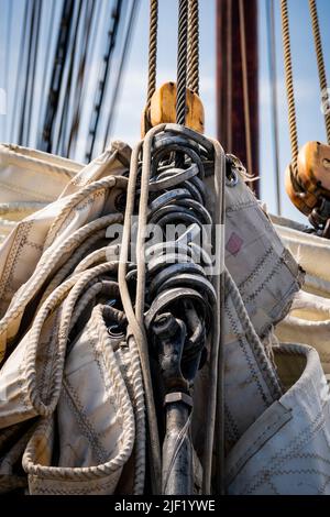 Detail des Jib, der mit dem Vorstag auf dem Schoner Bluenose II. Verbunden ist Stockfoto