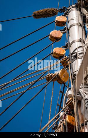 Seilblöcke und Takelage auf dem Mast des Schoners Bluenose II. Stockfoto