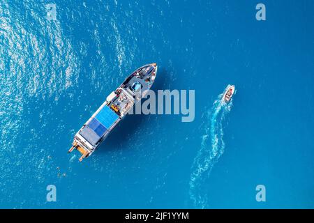 Luftaufnahme der schönen Yacht und Boot auf dem Meer bei Sonnenuntergang Stockfoto