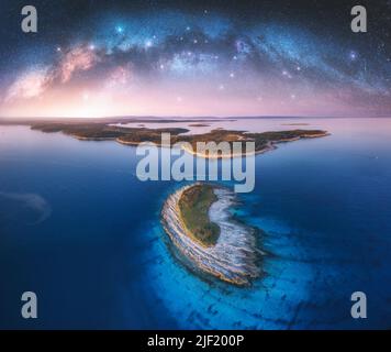 Milchstraße Bogen und kleine Insel im Meer in der Sommernacht Stockfoto