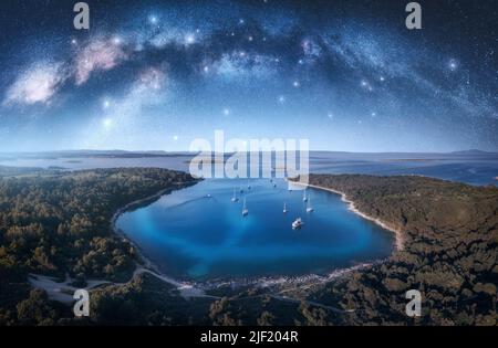 Milchstraße Bogen und schöne Yachten und Boote auf der Meeresbucht Stockfoto