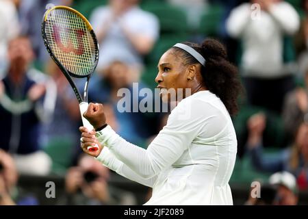 28.. Juni 2022, All England Lawn Tennis and Croquet Club, London, England; Wimbledon Tennisturnier; Serena Williams feiert den Sieg gegen Harmony Tan während der Damen-Singles Stockfoto