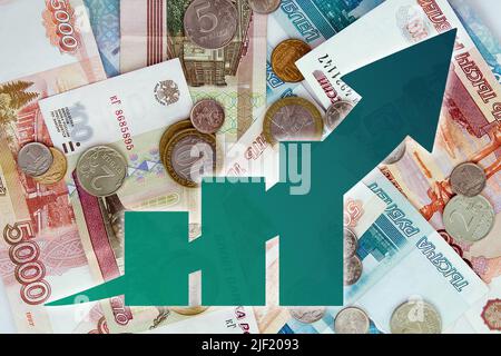 Wirtschaftsdiagramm: Russischer Rubel und steigender Pfeil Stockfoto