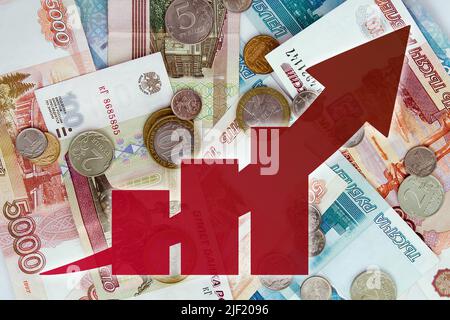 Wirtschaftsdiagramm: Russischer Rubel und steigender Pfeil Stockfoto