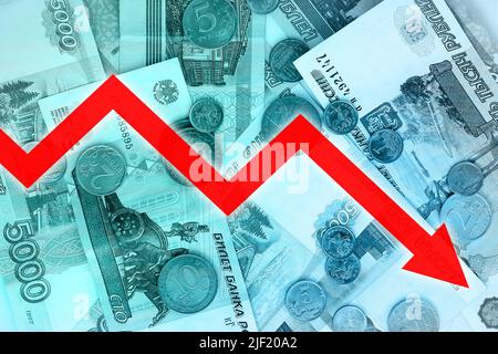 Economy Chart: Russischer Rubel und Abwärtspfeil Stockfoto
